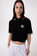 T-SHIRT CROP MEZZA MANICA CON COLLO E ABBOTTONATURA A POLO APPL. TERMO LATO CUORE