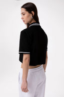 T-SHIRT CROP MEZZA MANICA CON COLLO E ABBOTTONATURA A POLO APPL. TERMO LATO CUORE
