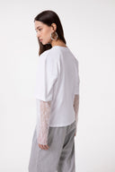 T-SHIRT PARICOLLO MEZZA MANICA CROP IN JERSEY CON MANICA LUNGA IN PIZZO BIANCA, RICAMO IN PIZZO