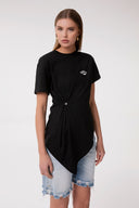 T-SHIRT PARICOLLO MEZZA MANICA CON DETTAGLIO SUL DAVANTI