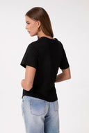 T-SHIRT PARICOLLO MEZZA MANICA CON DETTAGLIO SUL DAVANTI