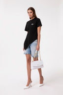 T-SHIRT PARICOLLO MEZZA MANICA CON DETTAGLIO SUL DAVANTI