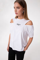 T-SHIRT PARICOLLO MEZZA MANICA CON DETTAGLIO TAGLI SU SPALLE APPLICAZIONE LOGO