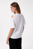 T-SHIRT PARICOLLO MEZZA MANICA CON DETTAGLIO TAGLI SU SPALLE APPLICAZIONE LOGO