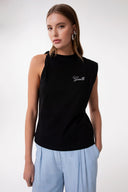 T-SHIRT SMANICATA CON DETTAGLIO SUL DAVANTI E LOGO STRASS LATO CUORE