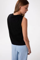 T-SHIRT SMANICATA CON DETTAGLIO SUL DAVANTI E LOGO STRASS LATO CUORE