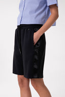SHORT IN INTERLOCK CON CINTO ELASTICATO , BANDINE IN RASO SU FIANCHI E PENDENTE G SILVER