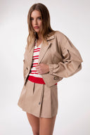 TRENCH CORTO CON MANICHE A PALLONCINO