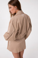 TRENCH CORTO CON MANICHE A PALLONCINO
