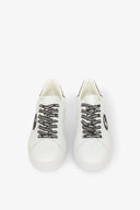 SNEAKERS ADDICT IN ACTION LEATHER CON LACCI LOGATI E G IN STRASS NERI SU TOMAIA