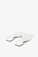 SANDALO CON TACCO TESSUTO MATELASSE E PLACCHETTA LOGO