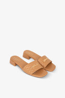 SANDALO CON TACCO TESSUTO MATELASSE E PLACCHETTA LOGO