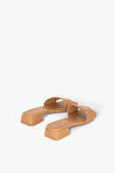 SANDALO CON TACCO TESSUTO MATELASSE E PLACCHETTA LOGO