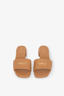 SANDALO CON TACCO TESSUTO MATELASSE E PLACCHETTA LOGO