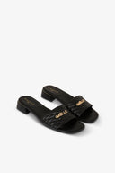 SANDALO CON TACCO TESSUTO MATELASSE E PLACCHETTA LOGO
