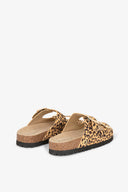 SANDALO IN SUEDE TESSUTO ANIMALIER CON RIVETTO PERSONALIZZATO E DOPPIA FIBBIA