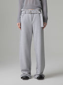 PANTALONE IN FELPA GAMBA LARGA CON PASSANTI ED ETICHETTA LOGATA SUL RETRO TASCA