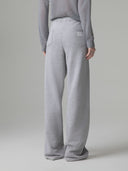 PANTALONE IN FELPA GAMBA LARGA CON PASSANTI ED ETICHETTA LOGATA SUL RETRO TASCA