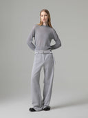 PANTALONE IN FELPA GAMBA LARGA CON PASSANTI ED ETICHETTA LOGATA SUL RETRO TASCA