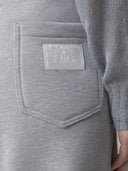PANTALONE IN FELPA GAMBA LARGA CON PASSANTI ED ETICHETTA LOGATA SUL RETRO TASCA