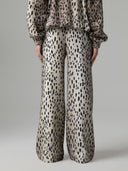 PANTALONE IN FELPA GAMBA LARGA CON STAMPA MACULA ALLOVER