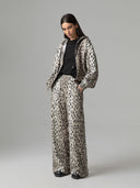 PANTALONE IN FELPA GAMBA LARGA CON STAMPA MACULA ALLOVER