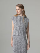 PULLOVER SMANICATO CON CAPPUCCIO CON PENDAGLIO LOGATO SUL DAVANTI