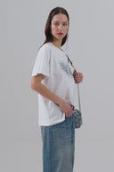 T-shirt paricollo mezza manica con ricamo e appl. strass
