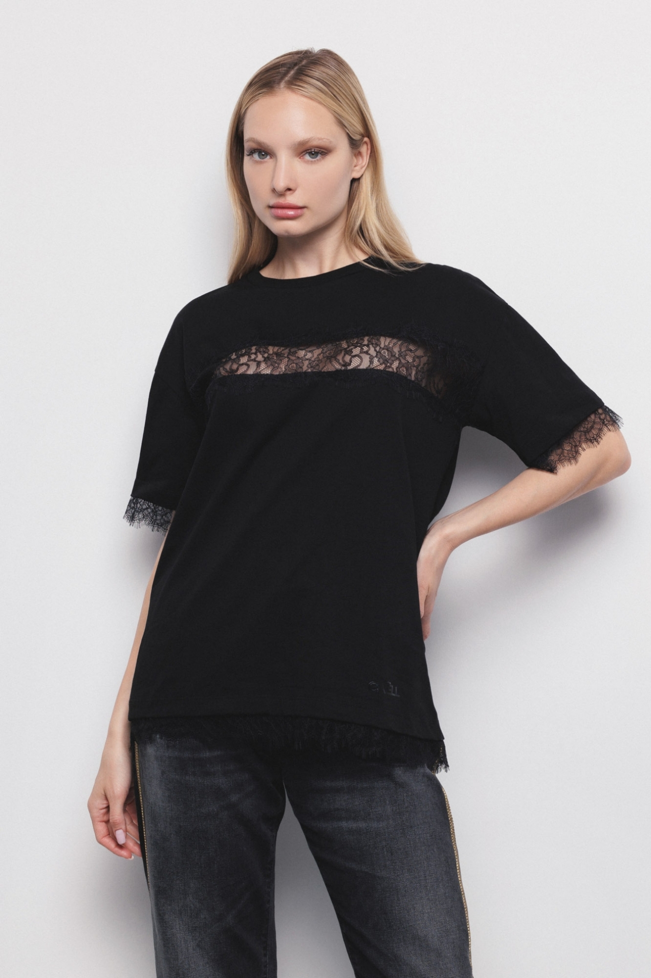 T-Shirt Paricollo Mezza Manica Con Inserti In Pizzo Nero