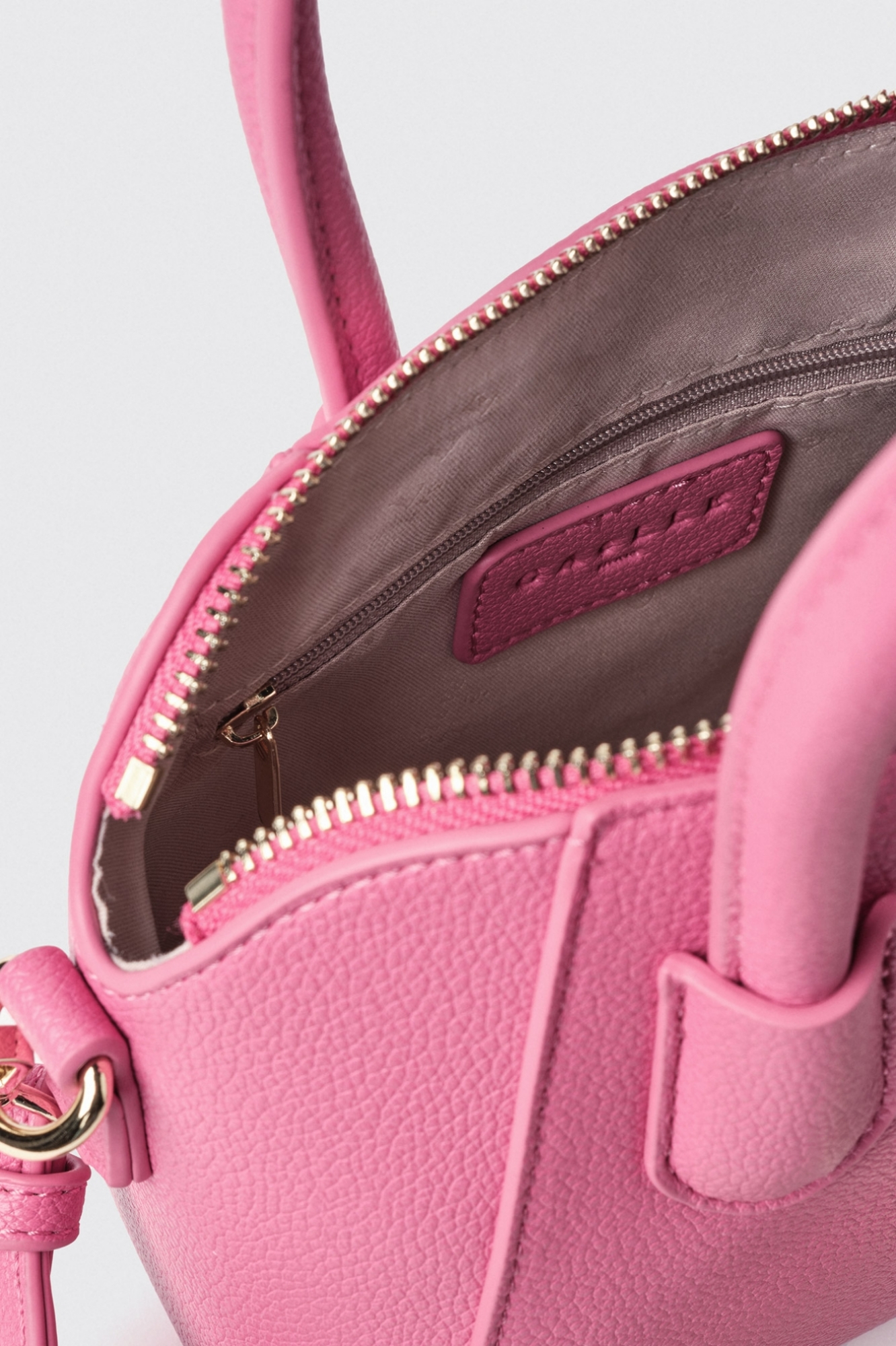 Mini duffle con logo in metallo e tracolla jacquard • Fucsia